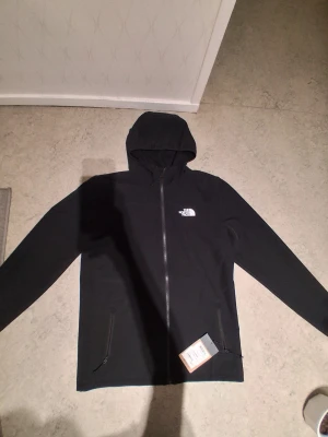 The north face jacka - The north face jacka storlek S men passar M ,UTAN Prislappen och använd några gången men i jättebra skick. Nypris 1100kr I butiker. Har ni funderingar eller är intresserad skriv till mig.