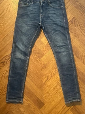 Tiger of Sweden-jeans - Hej! Säljer nu dessa jeansen från Tiger of Sweden i modellen Pistolero. Sitter väldigt bra. Även en riktigt snygg wash. Storlek 31/34. Är i princip i nyskick. Hör av er vid funderingar!  #pistolero #evolve #grimtim #leandean #nudie #replay #tigerofsweden #slimfit #selvage #selvedge