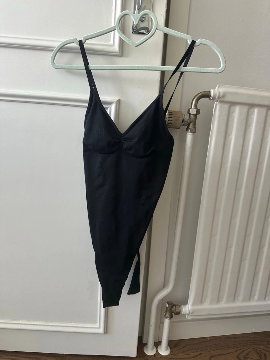 Svart body från H&M med smala band