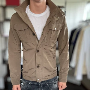 Bailey Field jacket - Bra skick, några små tecken på användning men inga hål eller fläckar. Nypris ca 3000kr. Passar dig som är 170-180cm ungefär. Modellen är 185 cm, 75 kg. Alltid billigare pris vid köp av flera varor‼️🙌Svarar alltid på frågor eller funderingar! 