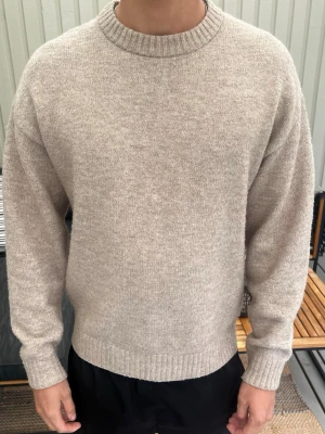 Jack & Jones tröja  - En stickad tröja från Jack & Jones i mycket bra skick. Storlek M. Längdbredd: 68 cm. Axelbredd: 55 cm. Det finns inga tecken på användning och dem bär på en charm utöver det vanliga. Hör av er vid eventuella frågor, allt gott 
