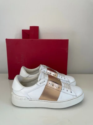 Valentino Open Skor  - Säljer nu dessa Valentino Open Skor med nypris på omkring 7 000 kr, skriv för fler bilder/frågor🙌🏼