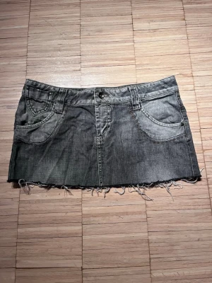 Vintage jeanskjol - Vintage jeanskjol jag köpt på Vinted som tyvärr inte passa. Midjemåttet är 41cm, och den är ca 30cm lång. Storlek S/M.