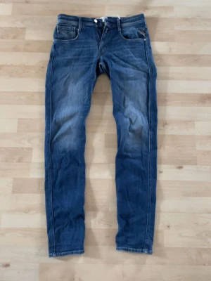Replay jeans anbass  - Ett par jeans från replay i modellen anbass. Använda men fortfarande i bra skick, det ända är att en av lapparna inuti sitter lite löst, strl 31/34🤩🤩