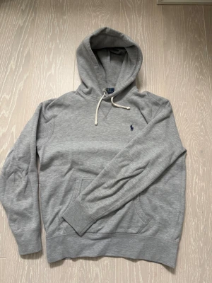 Grå hoodie från Polo Ralph Lauren - Grå Ralph lauren hoodie, storlek M. Väldigt skön. Det finns inga dumma frågor och priset går att diskutera. 