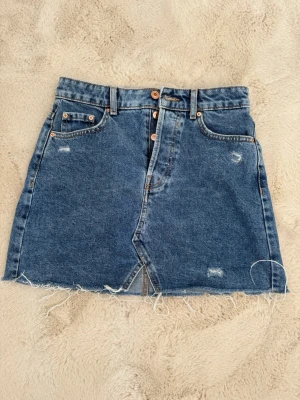 Jeanskjol bershka  - Jeanskjol från Bershka – stl 36 🤍  Säljer denna snygga jeanskjol från Bershka i storlek 36. Endast använd 1 gång, så den är i nyskick utan fläckar eller skador.  ✨ Detaljer:  * Märke: Bershka * Storlek: 36 (EU) * Färg: Blå denim * Sliten detaljdesign och rå fransig kant * Bekväm passform – passar till både vardag och fest  Säljes eftersom den tyvärr inte kommer till användning.  📩 Skicka gärna ett meddelande vid intresse eller om du har några frågor!