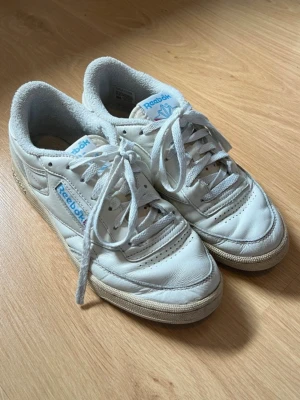 Vita Reebok Club C 85 sneakers - Klassiska vita Reebok Club C 85 vintage unisex. Skosnörena kan behöva bytas ut annars gott skick 🤍