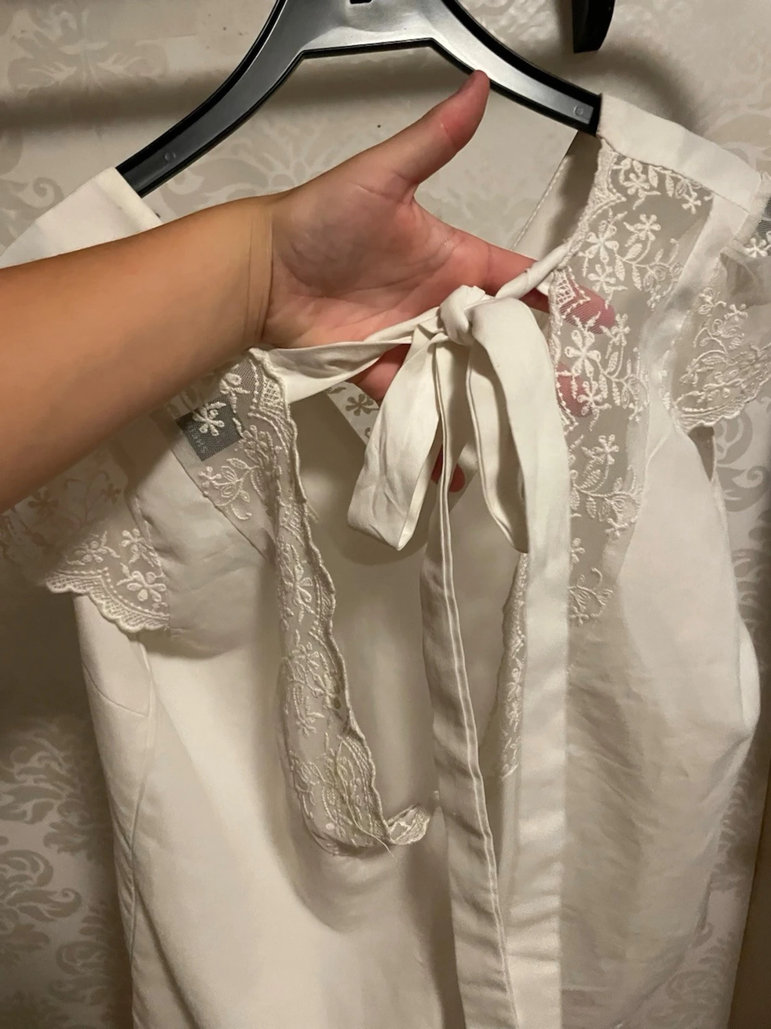 Vit blus med spetsdetaljer och rosett - 3