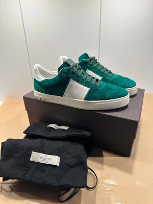 Valentino Flycrew skor - Sjukt snygga Valentino Flycrew skor till salu är, perfekta för sommaren! Skorna är storlek 42! Grymt skick med alla nitar kvar, ser exakt ut som bilderna så avgör själv! Färgen är mörk grön och allt medföljer! Skriv gärna vid fler frågor🙏