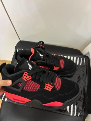 Jordan 4 Retro ”Red Thunder” - Jordan 4 Retro ”Red Thunder” Storlek 42  Nytt skick  Säljs pga för små Pris kan diskuteras vid snabb köp