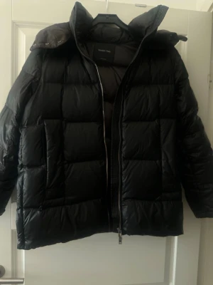 Massimo Dutti jacka - svart Massimo Dutti vinterjacka, använd en vinter och väldigt bra omskött❣️helt ny sen innan, original kartong medföljer