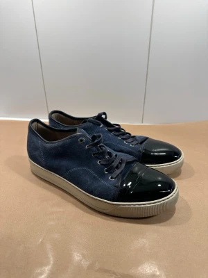 Lanvin skor - Sjukt snygga lanvin skor till salu är, perfekta för sommaren! Skorna är storlek 9 vilket tyder på storlek 43! Grymt skick, ser exakt ut som bilderna så avgör själv men en liten detalj är den lilla vita strecket på toecappen, testade och den gick bort sakta som säkert så kan nog försvinna med lite arbete annars är den nästan osynlig när man går! Färgen är blå och inget medföljer! Skriv gärna vid fler frågor🙏