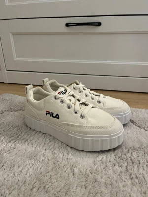 FILA sneakers  - Vita FILA sneakers i storlek 37. Endast använda några gånger och det syns knappt😊