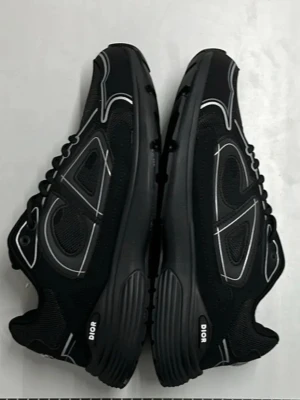 Svarta Dior B30 sneakers - Säljer ett par svarta Dior B30 sneakers med vita och grå detaljer. Helt nya