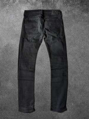 Lee Jeans  - Lee Luke Slim Tapered Jeans | Storlek W29/L32 | Använda men i mycket bra skick, inga defekter | Liten, svårhittad storlek | Mått: midja 39 cm, längd 102 cm | Skickas snabbt, kan gå ner i pris vid snabb affär  Mvh ActiveResell | REF: LEE-005 