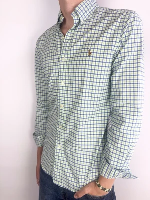 Ralph Lauren skjorta rutig  - Ralph Lauren Skjorta Märke: Polo Ralph Lauren Storlek: S Passform: Slimfit Färg: Grönblå / vit rutig  Skick: Mycket bra Beskrivning: utan defekter. Modellen på bilden: 183 cm / 74 kg