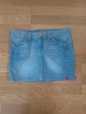 lågmidjad jeanskjol - storlek xs/s 