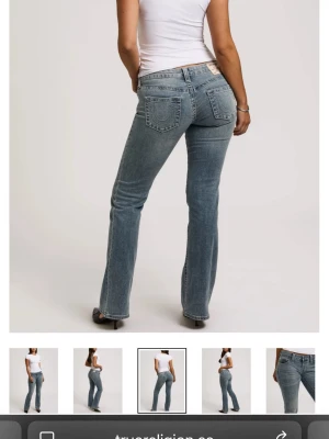 True religion Jeans - Hittar tyvärr ej modellen online, bootcut true religion jeans med röd tråd! Pris kan diskuteras vid snabb affär!