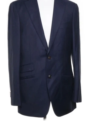 Suitsupply marinblå klassisk kavaj (L)  - Stilren mörkblå kavaj ifrån Suitsupply (L) med två knappar framtill och klassiska fickor med lock. Kavajen har smal passform, djup V-ringning och långa ärmar. Perfekt för en dressad look. Materialet ser ut att vara en slät textil, troligen ullblandning. I mycket fint skick. 