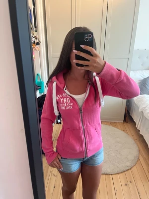 Superdry hoodie  - Jättesöt superdry hoodie i rosa i storlek S 
