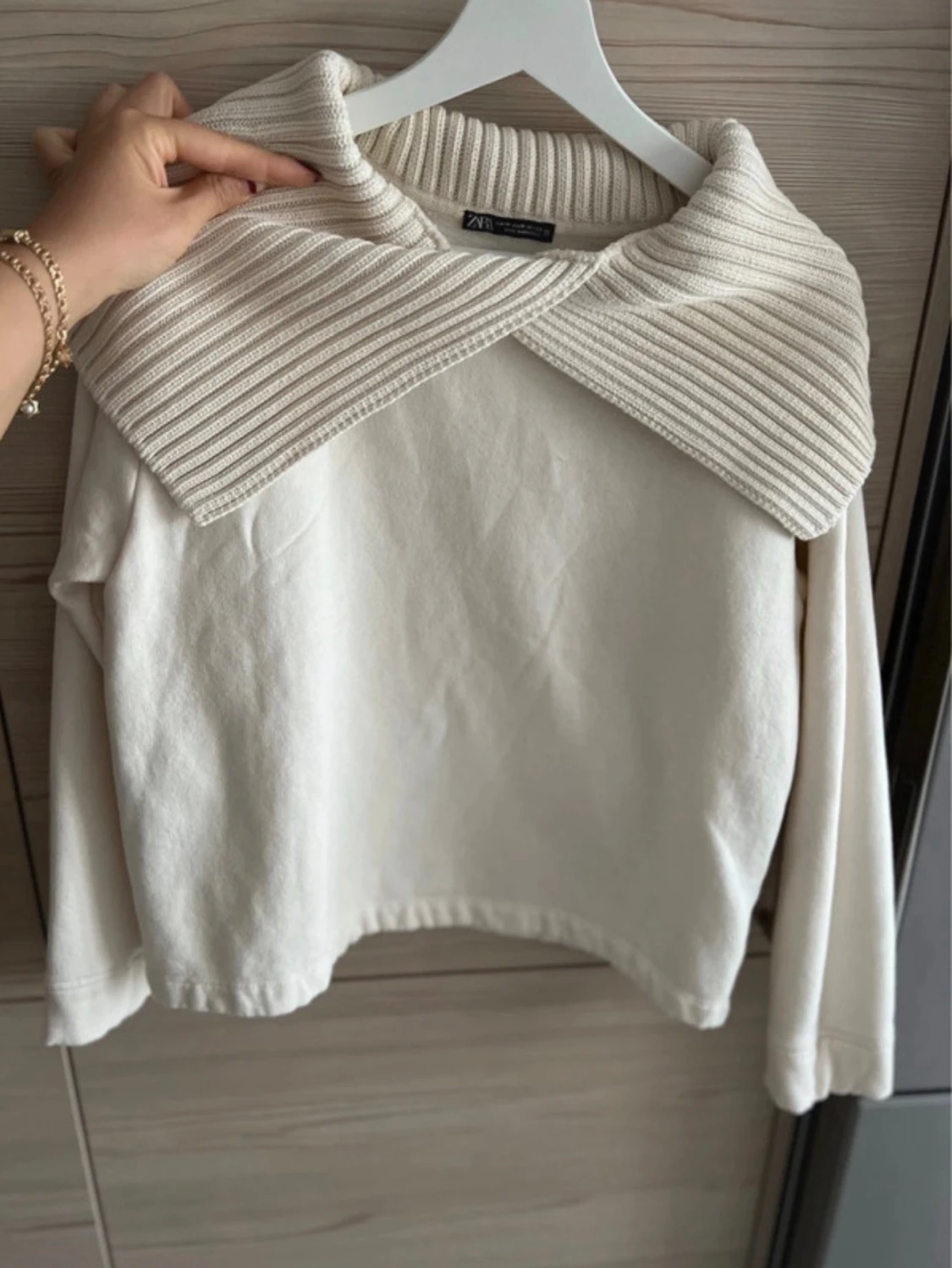 Vit tröja med ribbad krage från Zara