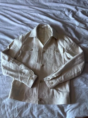 Dressmann Overshirt Linne Premium - En overshirt från dressman i 100% linne som passar perfekt till våren och sommaren lite varmare en vanliga overshirt går att ha som vårjacka om det är lite varmare ute. Pris går att diskuteras. Köpt för 1549kr och använd ett fåtal gånger.