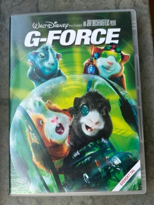 G-force DVD - G-Force DVD med svenskt tal. Filmen är textad på svenska, finska och isländska. Ljudspår: Dolby Digital 5.1 Åldersgräns: 7 år. Speltid: 1 timme 25 minuter. Produktionsår: 2009. Extra material inkluderar: G-Force Mad Kommentarer av Regissören Hoy: Yeatman, Blasters Träningsläger, G-Force Superhjärna, G-Fars: Tabbar, Bortklippta Scener, Musikvideor.  Finns på språk: Svenska, Finska, Engelska, Isländska   OBS!! skivorna är begagnade så det kan förekomma repor/hairlines på skivorna
