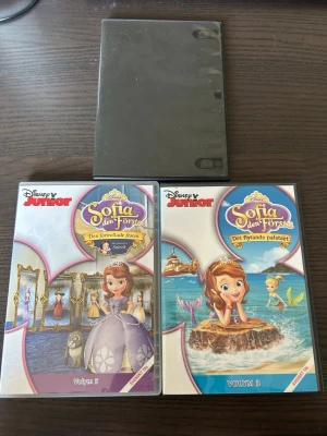 3 st Sofia den första DVDs  - Tre DVD-skivor med Disney Junior Sofia den Första. Volym 2 "Redo att bli prinsessa", Volym 3 "Det flytande palatset" och Volym 5 "Den förtrollade festen". Varje DVD innehåller flera avsnitt av serien. Textning på engelska.  Alla finns på språk: Svenska, Engelska   OBS!! Den tredje skivan saknar omslag, vilken film det är kan man se på de sista 2 sidorna.  OBS!! skivorna är begagnade så det kan förekomma repor/hairlines på skivorna, men då jag kollar igenom alla filmer jag säljer