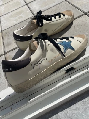 Golden goose skor - Snygga Golden goose superstar skor perfekt till sommaren. Knappt använda och säljes till ett mycket bra pris. Låda + tillbehör fås med. Storlek 44 kan även passa 43.5. Skickar snabbt!