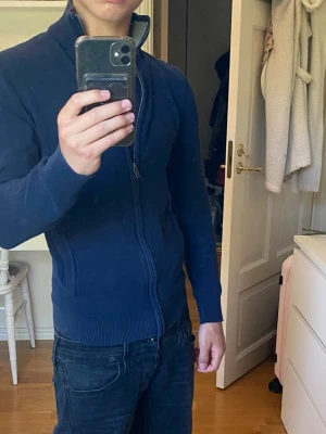 Mörkblå cardigan. - Riktig snygg cardigan från pier one med perfekt passform i st xs.
