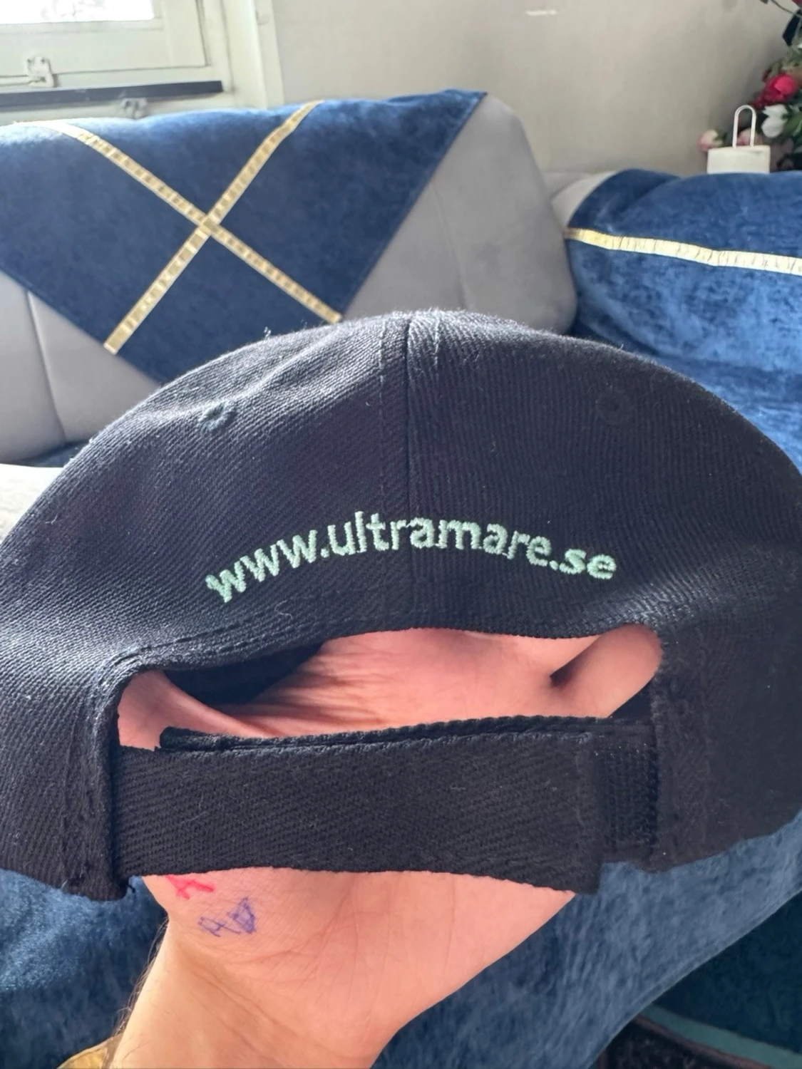 Svart keps med turkosa nitar - 2