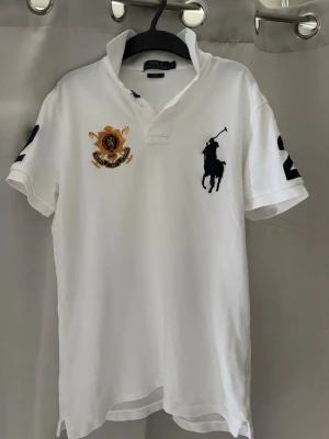 Polo Ralph Lauren Piké - Polo Ralph Lauren Piké i storlek S, Slimfit. Finns ett pyttelitet hål där bak som man kan sy igen eller om du vill att jag syr igen det.😁