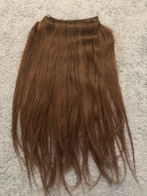 Äkta Löshår  - Säljes – Löshår #6, 18 inches  Säljer mitt löshår då det inte kommer till användning. Jag har endast haft det i mitt hår 1 dag, så det är i mycket fint skick.  * Färg: #6 * Längd: 18 inches * Klippt i 4 delar för att passa mitt hår * Använt endast 1 dag * ÄKTA LÖSHÅR * köpt för 1 100kr