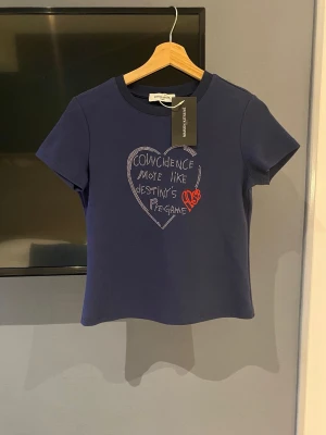 Masion Kitsune Paris t-shirt - Säljer min jätte fina mörkblåa t-shirt från Maison Kitsune Paris med super fina glitter detaljer. Tröjan är äkta och helt oanvänd med prislapp, säljer för sjukt bra pris.