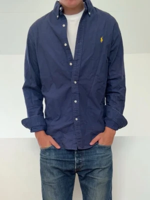 Mörkblå Ralph Lauren skjorta - Mörkblå Ralph Lauren skjorta är i strl M men passar även S! Mycket bra skick utan nåra defekter och hör gärna av er vid frågor elr funderingar!!