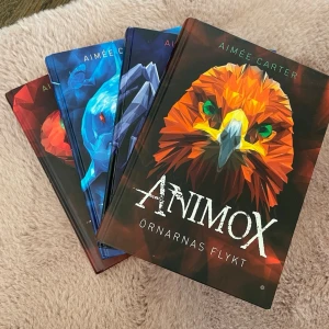 Animox bokserie av Aimée Carter - Säljer fyra böcker ur Animox-serien av Aimée Carter: Ormens gåta, Hajarnas stad, Svarta änkans bett och Örnarnas flykt. Böckerna har färgstarka omslag med djurmotiv och är inbundna med hårda pärmar. Perfekt för dig som gillar spännande äventyr och fantasy. 150kr/st