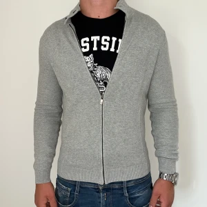 Massimo dutti full zip - Massimo Dutti tröja | Skick 9/10 | Storlek S | Nypris: 599 kr | Modellen är ca 178cm lång | Hör av dig vid minsta fråga eller fundering!!