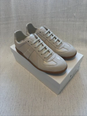 Maison margiela gats - Säljer ett par stilrena maskin margiela gats | Storlek: 43 | Box + Dustbag ingår | Det är bara att slå en pling om du undrar något😊