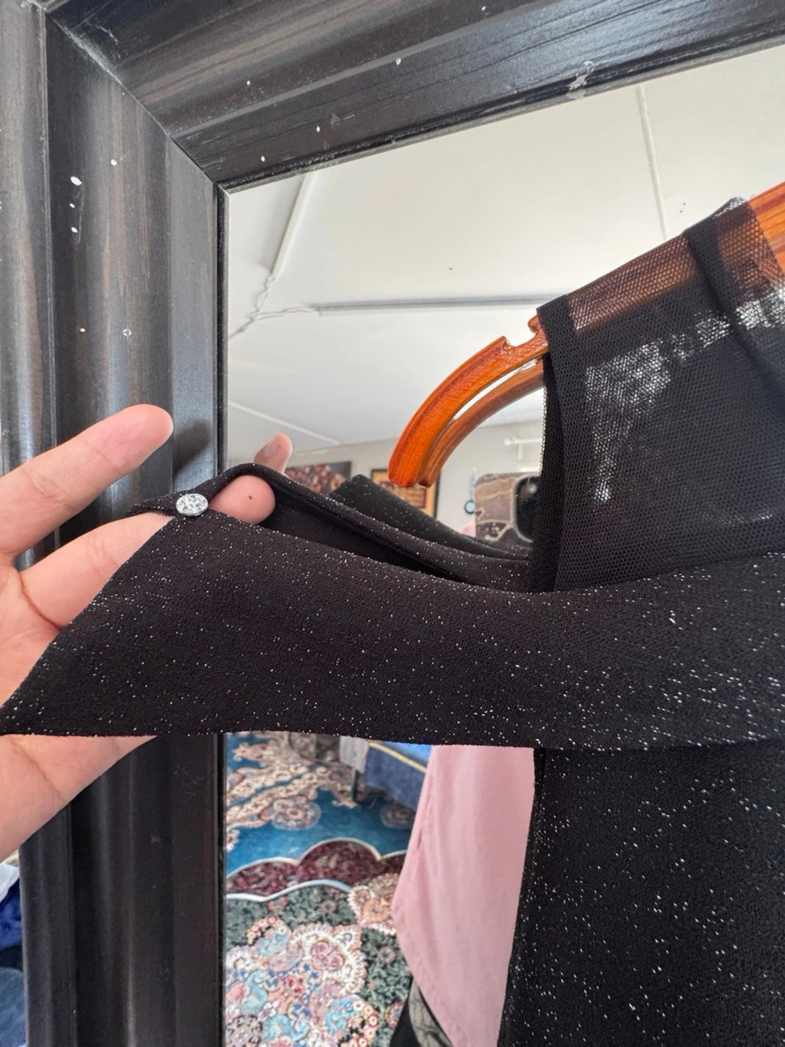 Svart glittrig axelbandslös klänning - 1