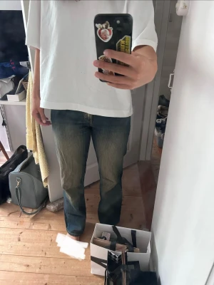 Blå raka jeans från Weekday - Säljer ett par nya blå jeans med raka ben. Jeansen har klassisk femficksmodell, låg midja och guldfärgade nitar. Materialet är denim i bomull. Dem är helt oanvända då dem var för små, från Weekday🥰 storlek W25 L30