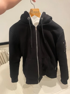 Moose Knuckles Bunny - (⚠️Pris kan diskuteras⚠️)Säljer en svart moose knuckles jacka/hoodie med vit päls i huvan och framtill i insidan av jackan. Den har två fickor fram och man kan knäppa av den vita pälsen i jackan. Perfekt för dig som vill ha en skön jacka till vintern