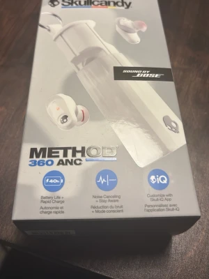 Skullcandy Method 360 ANC hörlurar - Öppnade men inte använda Trådlösa in-ear hörlurar från Skullcandy, modell Method 360 ANC, i vit färg. De har aktiv brusreducering, lång batteritid och laddas i ett stilrent vitt etui med Skullcandy-logga. Hörlurarna kan anpassas via Skull-iQ appen och har modern design. Sälj pga att jag inte gillade hur de satt i mina öron. Ny pris - 1499, mitt pris 850. Pris kan diskuteras.