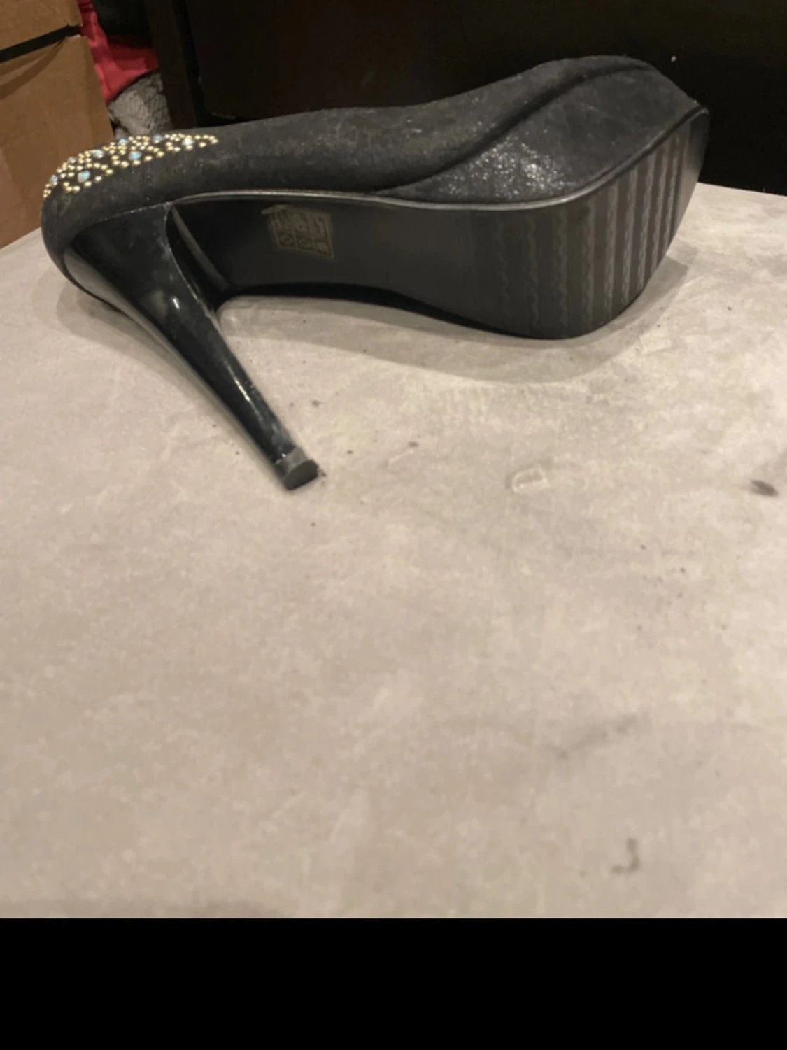 Svarta pumps med gulddetaljer - 3