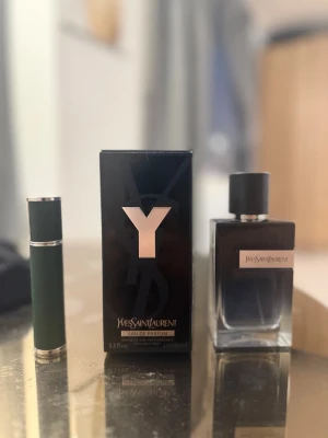 YSL EAU DE PARFUM 80ML. - Y Eau de Parfum från Yves Saint Laurent. 80ML för 45kr. Riktigt gott doft med en Maskulin lukt.