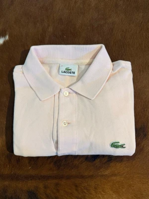 Vintage Lacoste piké tröja - Tjena! Säljer denna mycket fina Lacoste piké tröjan ifrån sent 90-tal/tidigt 2000-tal: Storlek 3(S/M) Inga synliga fläckar/hål vad jag kan se: Hör av dig vid funderingar!🙌