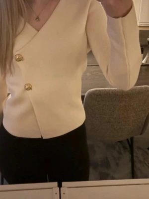Jättefin figursydd kofta  - Figursydd kofta från Zara med prislappen kvar, den har en jätte liten fläck men de är inget man ser som man ser på tex spegelbilden ☺️