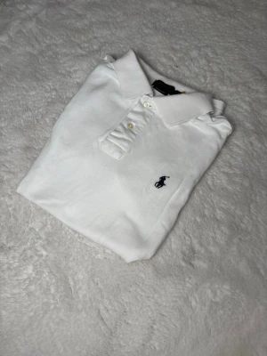 Polo ralph lauren pike - Säljer en sprillans ny polo ralph lauren pike, då den aldrig har använts och är i nytt skick. Piken har inga skador eller täcken på användning, kom gärna privat för mer information eller bilder på piken. Priset kan alltid ändras😊(piken passar även storlek M)