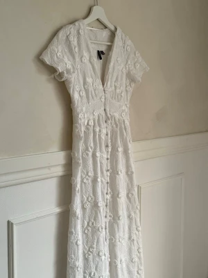 Vero Moda Vit långklänning med broderade blommor - Superfin vit långklänning från Vero Moda med broderade blommor över hela klänningen, nyskick🤍