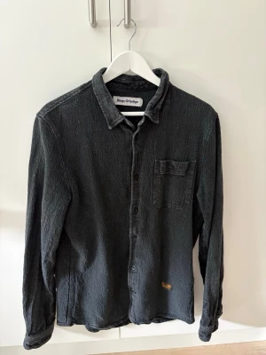 Svart/grå overshirt från Kings of Indigo - Säljer en mörkgrå skjorta/overshirt från Kings of Indigo. Tröjans storlek är L men passar även M. En skön men också stilig overshirt som passar till alla möjliga byxor! 👖 