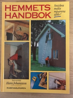 Hemmets Handbok av Hans Johansson - En praktisk handbok med tips och instruktioner om hur du snickrar, målar och reparerar själv hemma. Boken har ett gult omslag med bilder på olika byggprojekt och är skriven av Hans Johansson. Perfekt för dig som vill fixa och förbättra hemma.